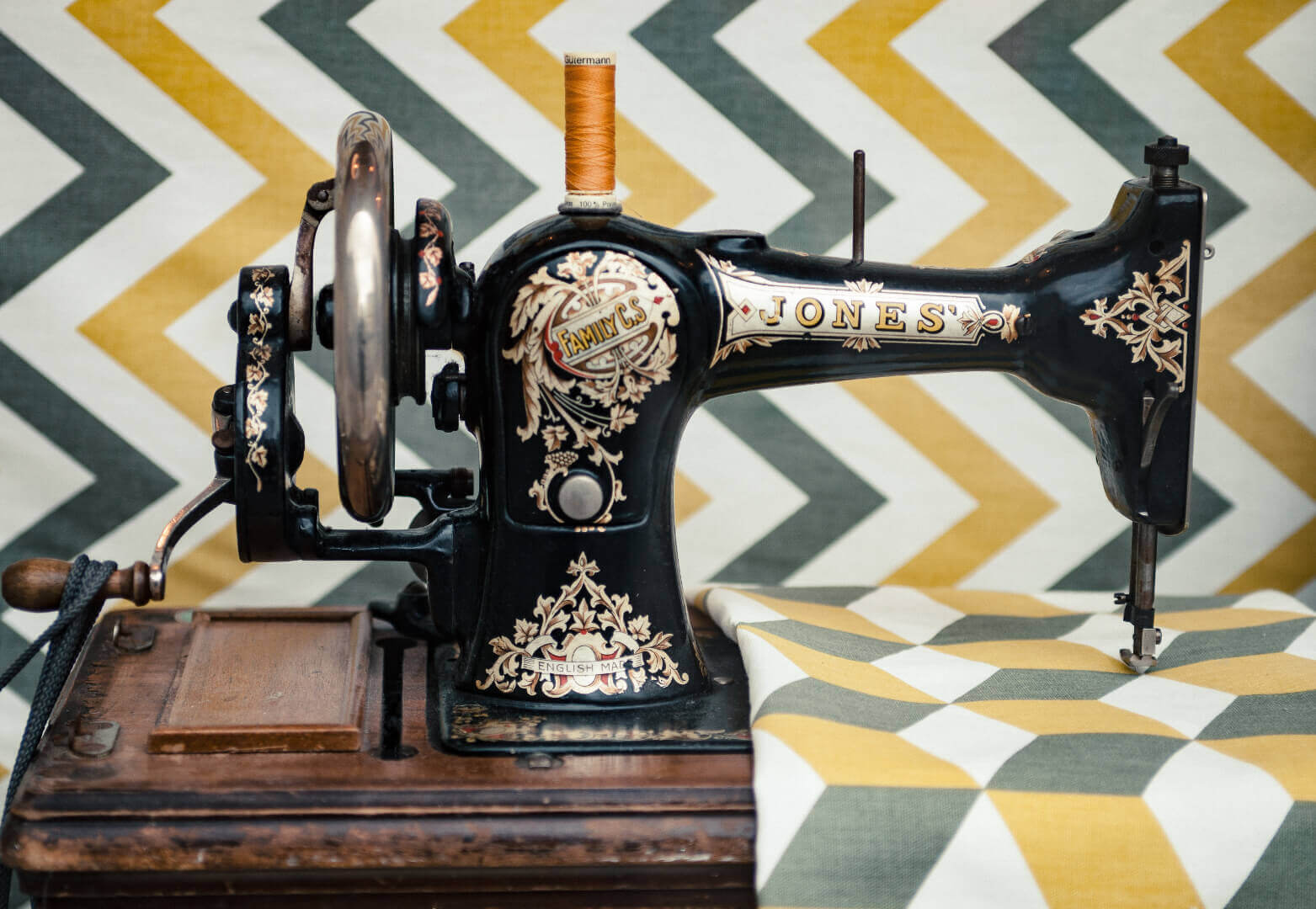 picture of an antique sewing machine